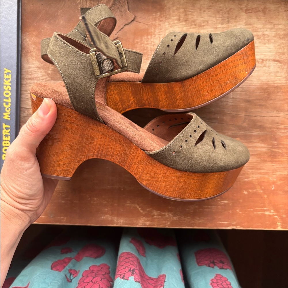 Woodland Lady shoes • Olive Green wooden clog heels